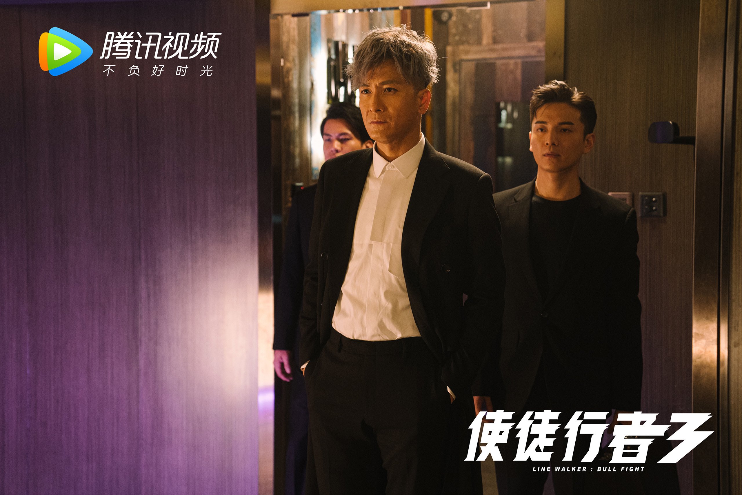 爵士逆转击败骑士,米切尔狂砍一字马状投中绝杀,米切尔22分全队半场18记三分 爵士灭魔术迎九连胜