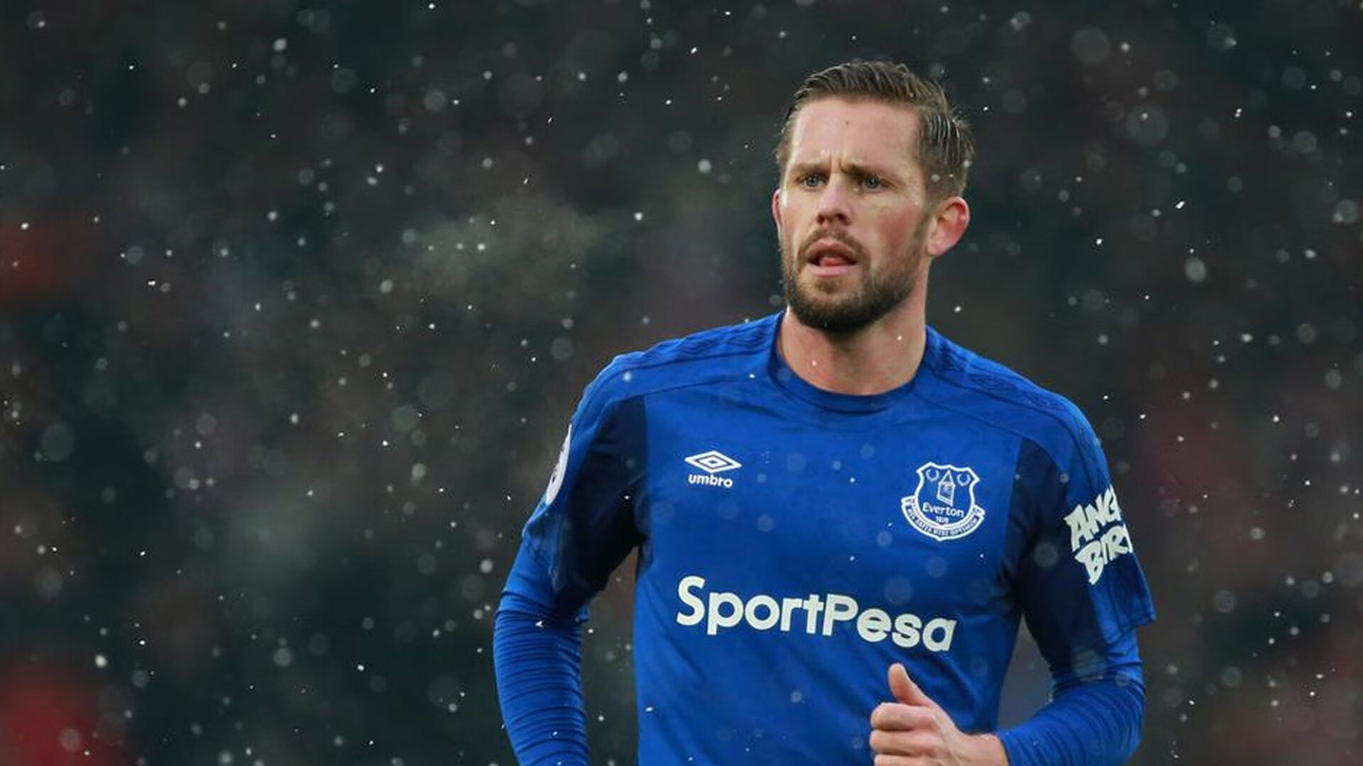 爱游戏娱乐平台-丹·卡特：从全黑队核心球员到橄榄球传奇人物，丹特和c罗