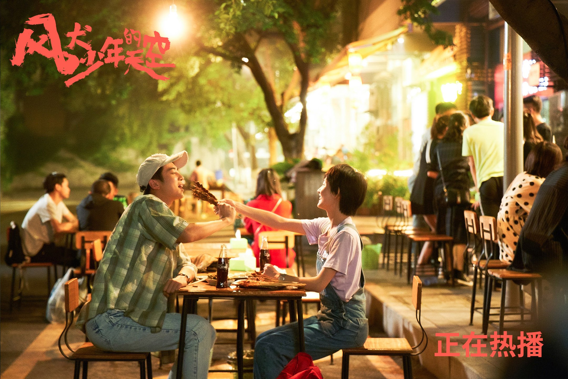 爱游戏娱乐网址-库里陪伴母亲出席体育公益颁奖典礼，库里2母亲节